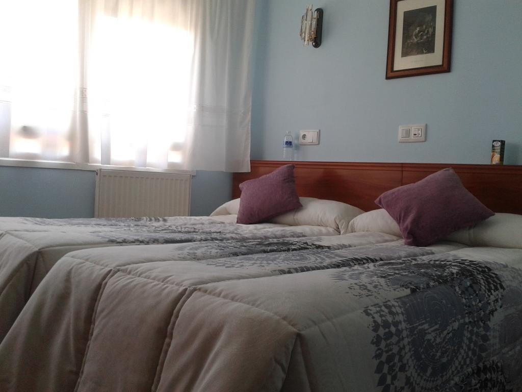 Hostal Campus Burgos Bagian luar foto