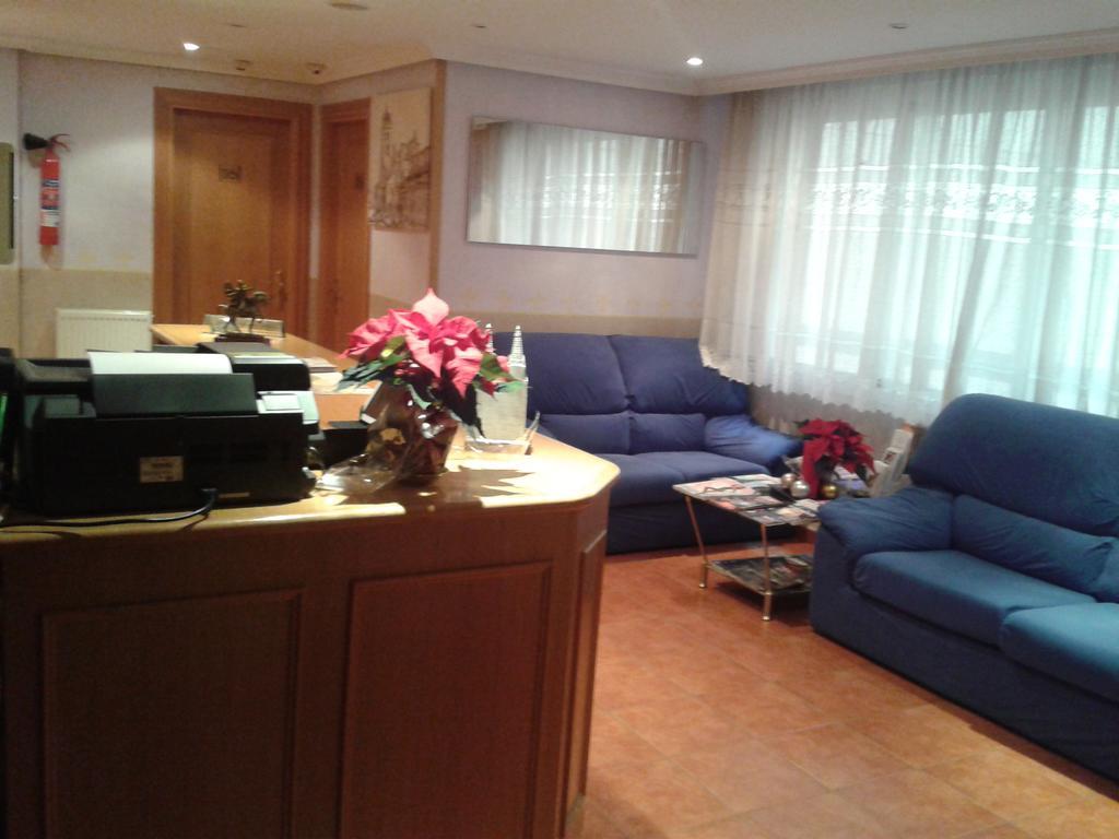Hostal Campus Burgos Bagian luar foto