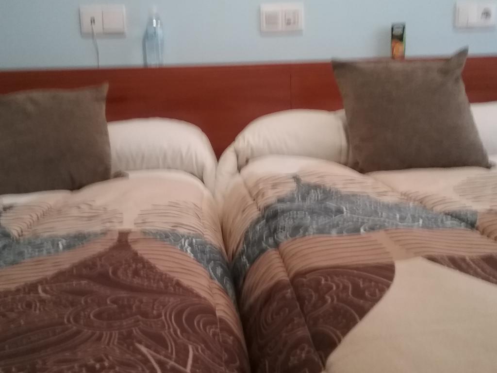 Hostal Campus Burgos Bagian luar foto