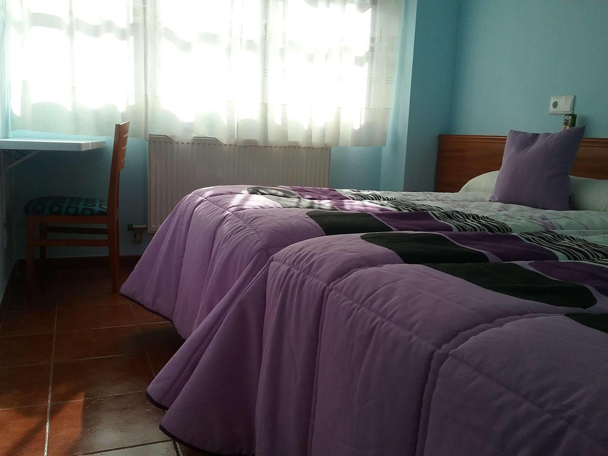 Hostal Campus Burgos Bagian luar foto